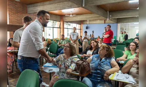 Quase 1,2 mil professores e pedagogos começam a tomar posse no PR