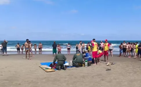 Três pessoas foram resgatadas do mar no litoral paranaense