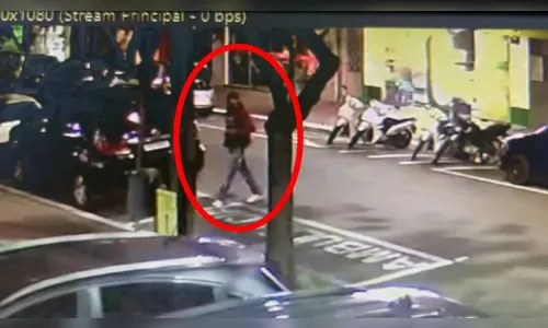 Câmera flagra criminoso furtando VW Gol em frente ao Materno Infantil