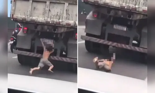 Criança pega 'rabeira' em caminhão, cai e quase é atropelada; vídeo