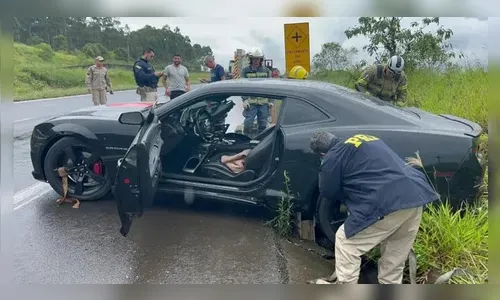 Camaro sai da pista e colide com anteparo na BR-376 no Paraná