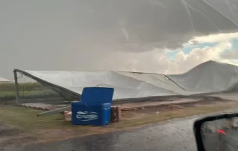 Vendaval derrubou barracas em Palotina