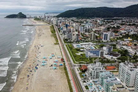 Veranistas aproveitam a balneabilidade paranaense em Matinhos.