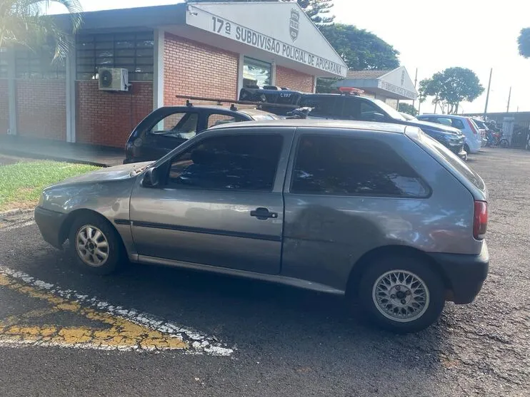 O carro foi encontrado na Rua Monteiro Lobato, no Jardim Marabá.