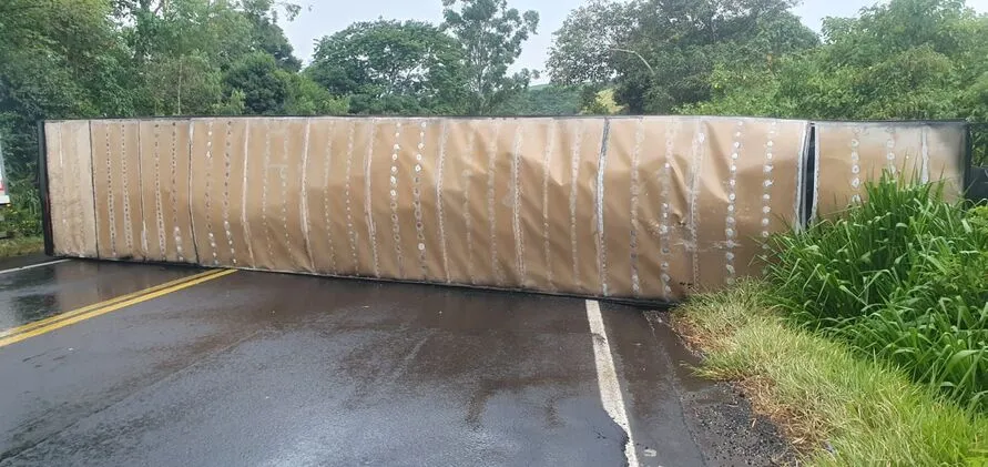 Tombamento aconteceu na manhã desta quarta-feira