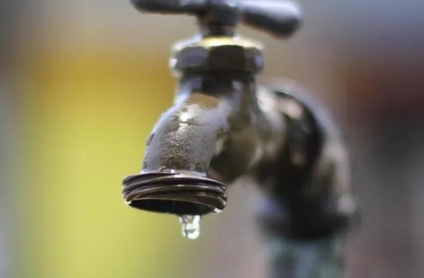 Vazamento na adutora afeta abastecimento de água em Londrina