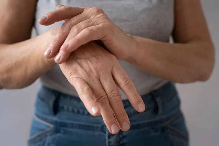 A causa é desconhecida e acomete as mulheres duas vezes mais do que os homens