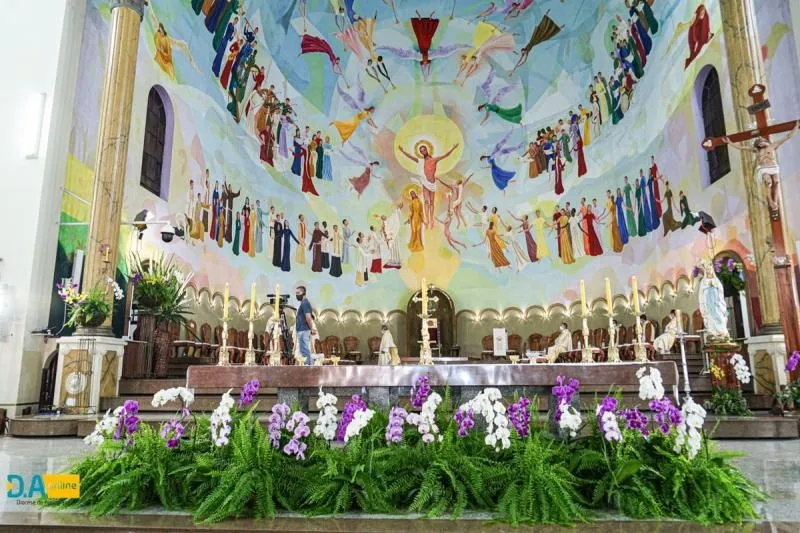 Acontecem celebrações da Santa Missa com o rito de imposição das Cinzas.