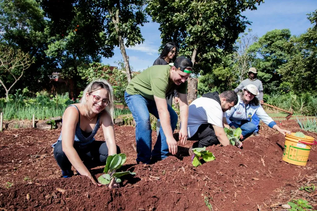 Alunos visitaram hortas na manhã desta segunda-feira (26)