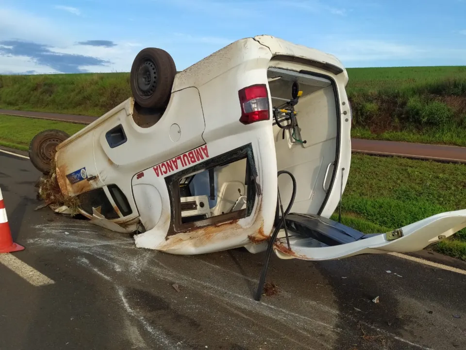 Ambulância foi parar no sentido contrário da pista após capotamento