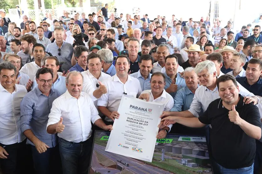 Autoridades durante inauguração de obra