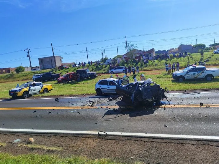 Batida frontal entre carros na PR-218 deixa dois mortos