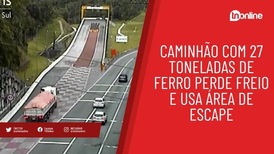 Caminhão com 27 toneladas de ferro perde freio e usa área de escape