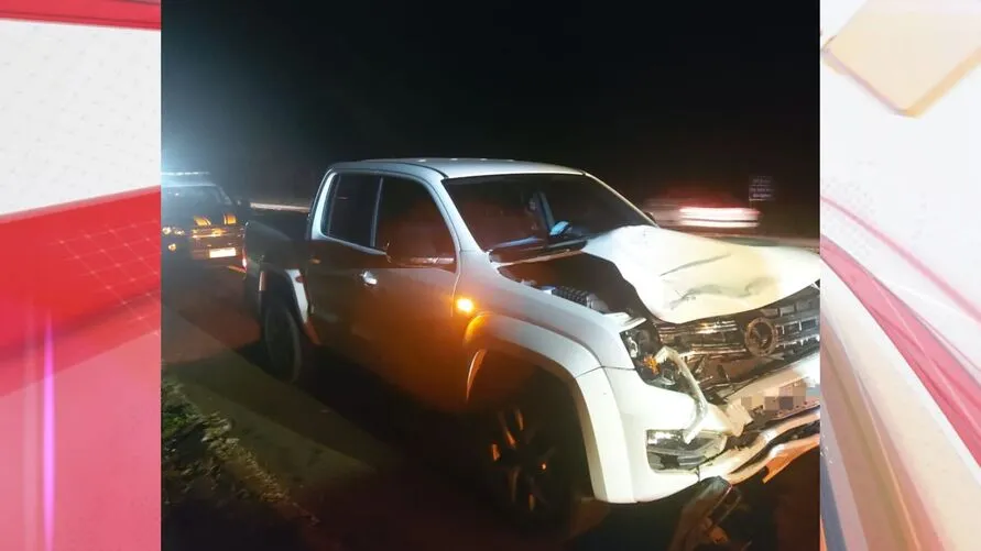 Caminhonete ficou com a frente toda destruída após colisão