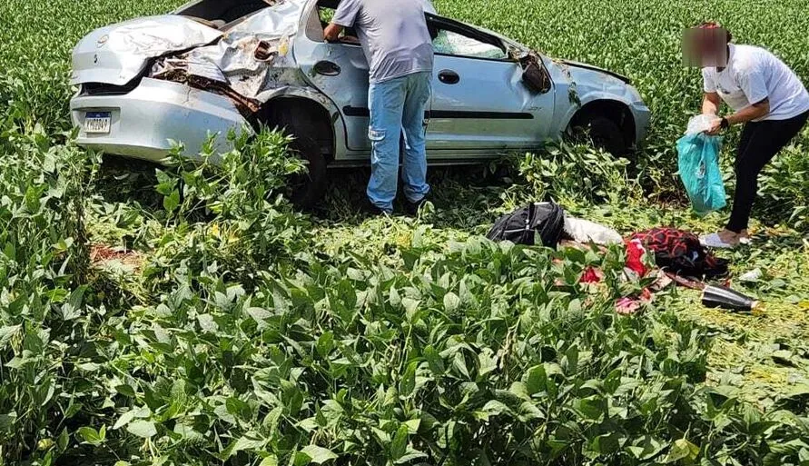 Carro foi parar em meio a uma plantação de soja após o capotamento