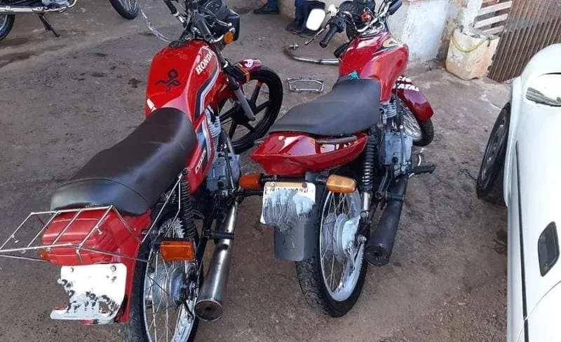 Duas motos foram apreendidas em razão dos condutores não serem habilitados.