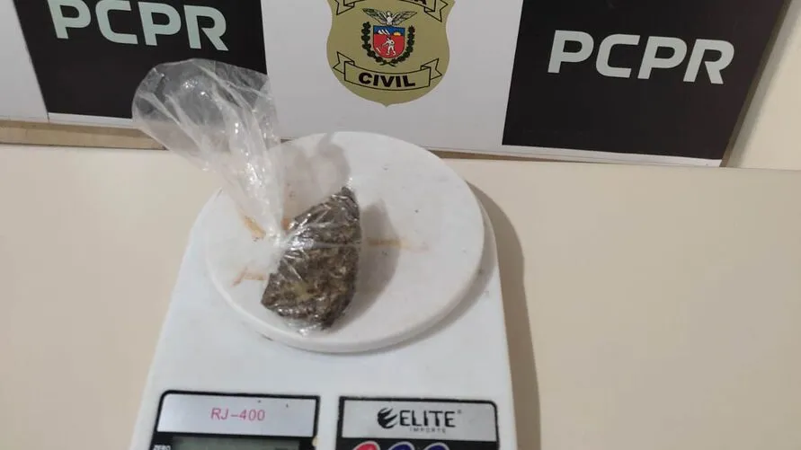 Durante a busca, os policiais encontraram a drogas