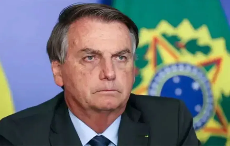 Ex-presidente precisará entregar o passaporte