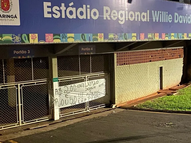 Faixas de protesto estão sendo amarradas nos portões do estádio