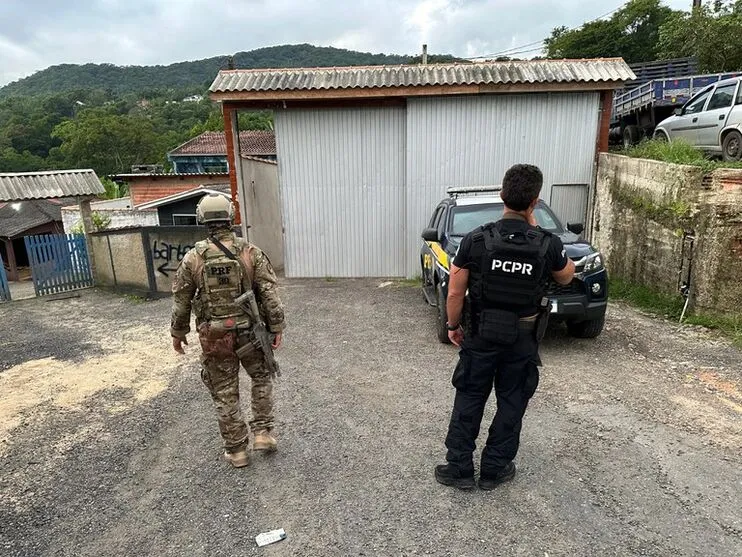 Forças de segurança deflagraram a operação nesta quinta-feira (8)