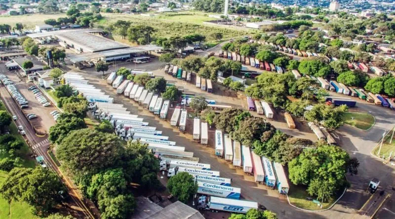 Foto do Porto Seco em Foz do Iguaçu com fila de caminhões