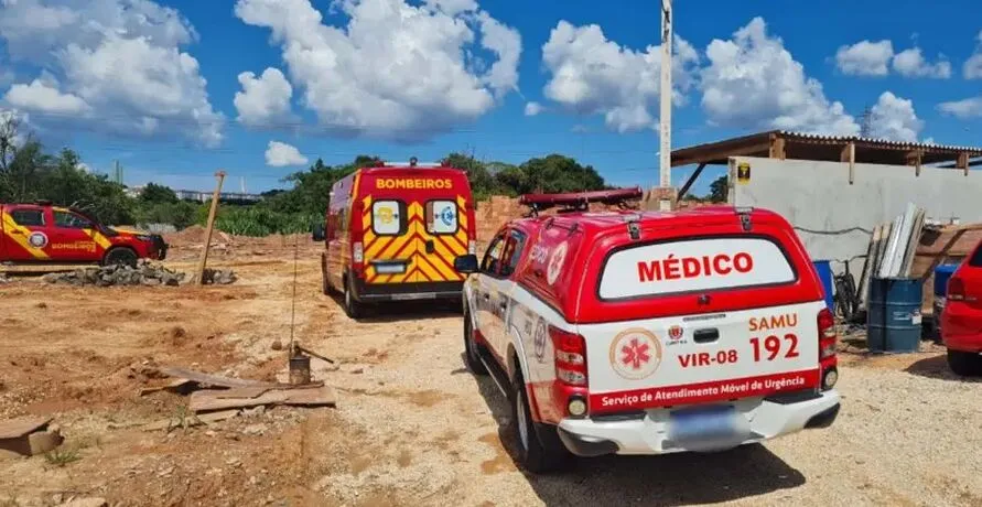 Jovem estava sozinho na valeta quando terra desceu