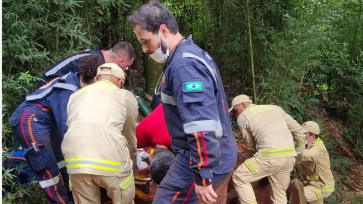 Jovem foi socorrido pelos bombeiros e Samu