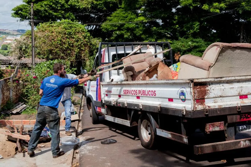 Mutirão de Combate à Dengue já recolheu na região do Distrito da Vila Reis, em Apucarana, 53 caminhões de entulhos