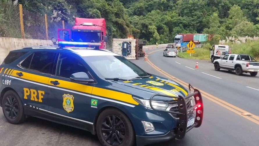 Nas rodovias federais, segundo a PRF, foram 114 acidentes, ferindo 112 pessoas e causando a morte de outras oito