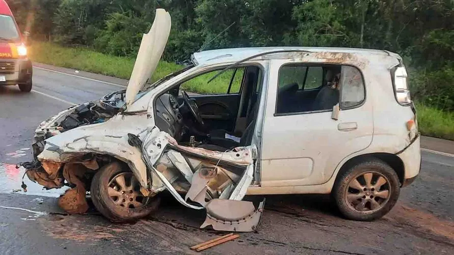 O capotamento ocorreu na madrugada deste domingo