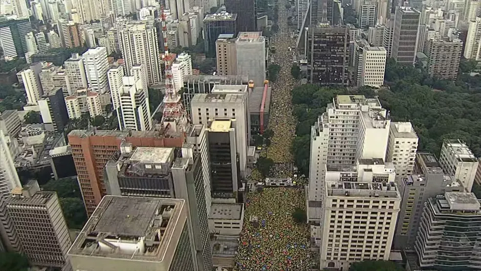 Pessoas se reúnem na Avenida Paulista