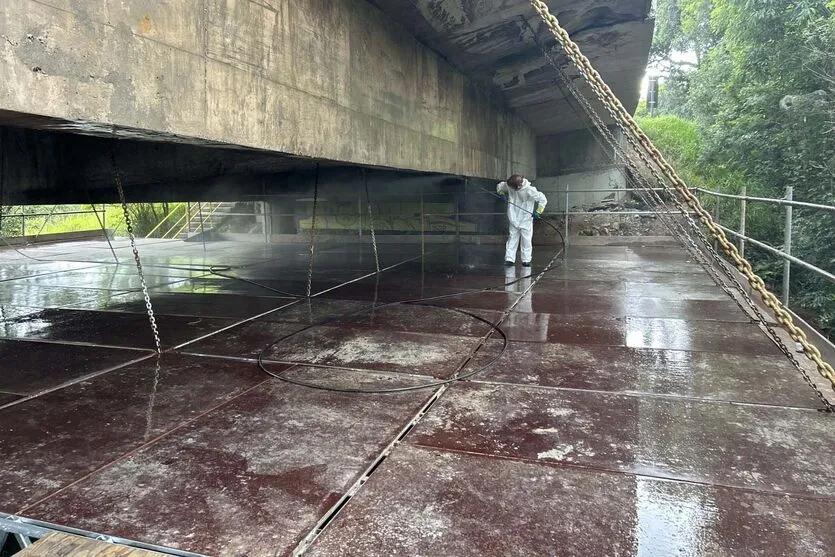 Ponte tem 61 metros de comprimento e 13 metros de largura