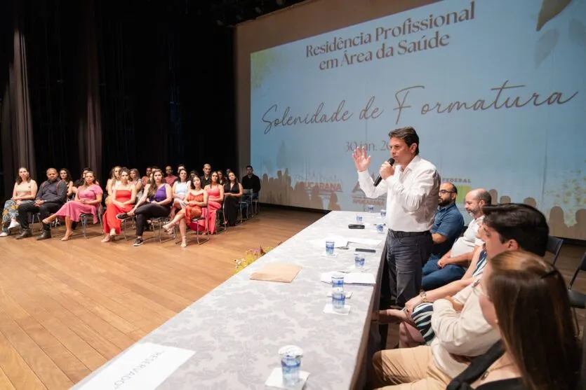 Prefeito Junior da Femac discursa durante solenidade no Cine Fênix