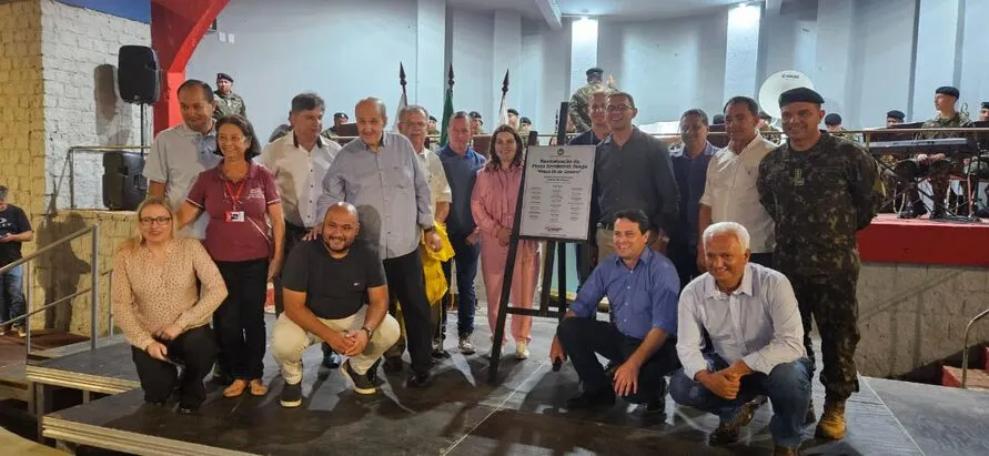 Prefeito e lideranças durante inauguração de praça