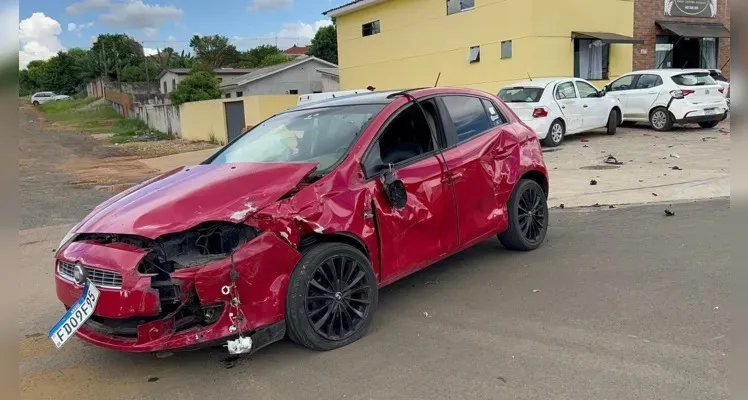 Quatro carros e um caminhão se envolveram no acidente