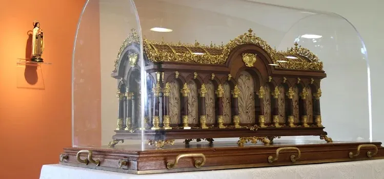 Relicário contém um fêmur e ossos do pé da santa