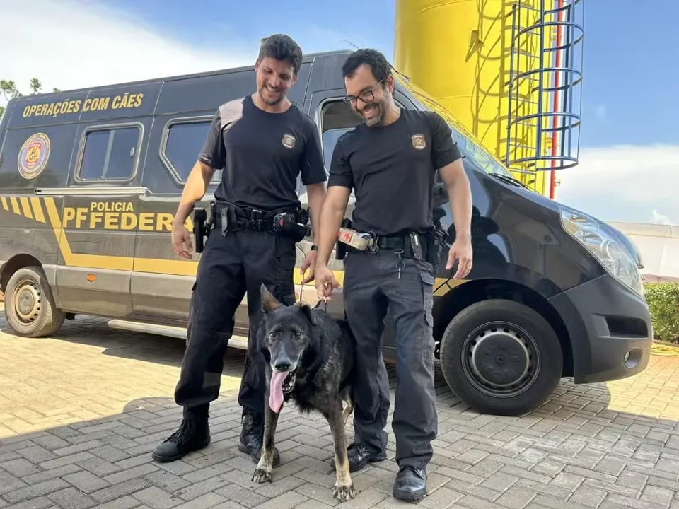 Rocco com policiais do canil da PF de Foz do Iguaçu