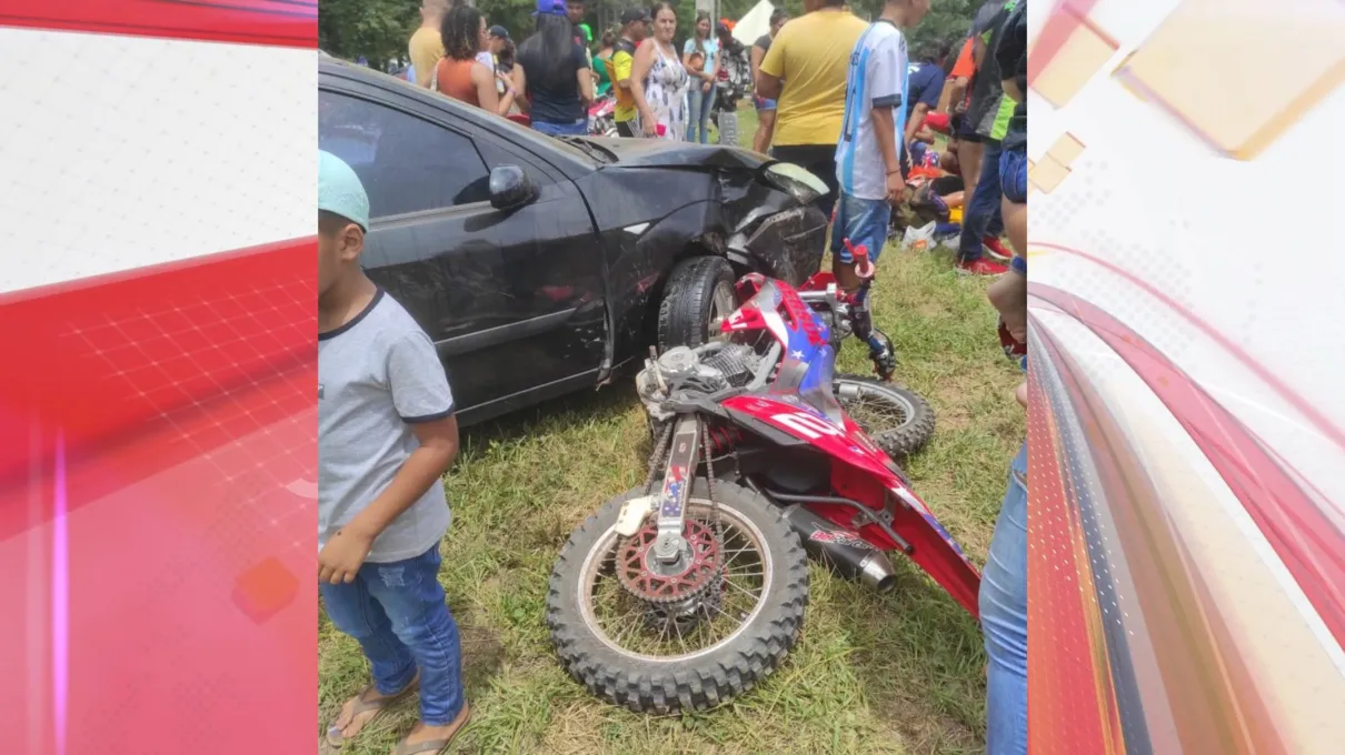 Uma das motos acabou se chocando com um carro após a colisão