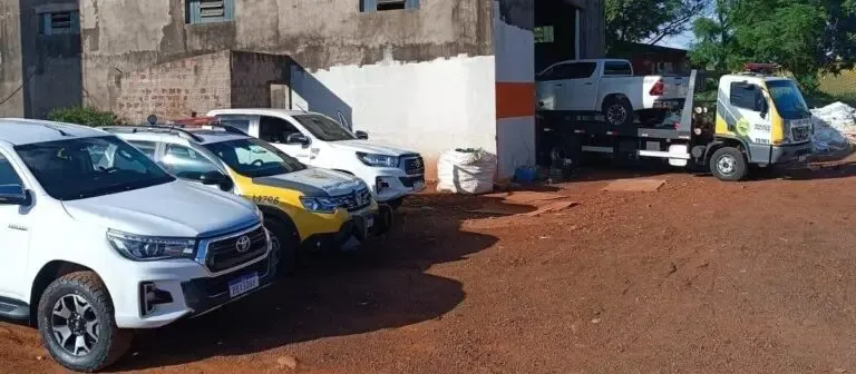 Veículos estavam escondidos em um barracão de reciclagem