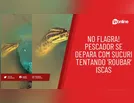 No flagra! Pescador se depara com sucuri tentando 'roubar' iscas