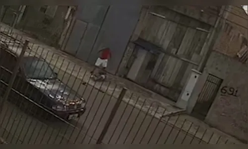 Vídeo mostra autor de crime pisando na cabeça da vítima até matá-la