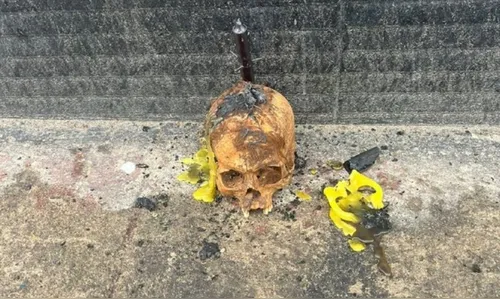 Mulher usa crânio humano em ritual místico contra antigo emprego