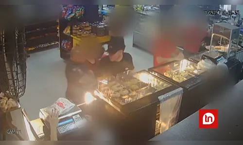 PM agride homem por achar que ele furou fila de padaria; veja vídeo