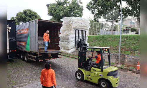 Defesa Civil manda caminhão com colchões e cestas básicas ao litoral
