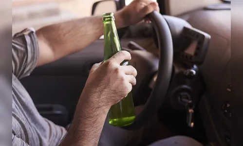 Motorista embriagado provoca acidente e ameaça policiais em Apucarana