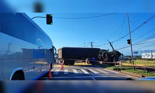 Acidente na rotatória entre Maringá e Sarandi causa congestionamento