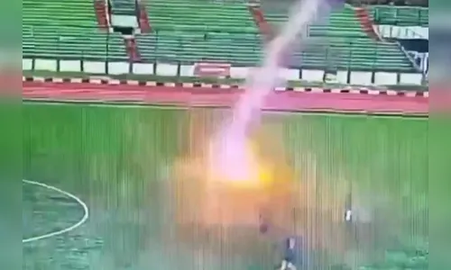 Jogador morre ao ser atingido por raio; imagens são chocantes