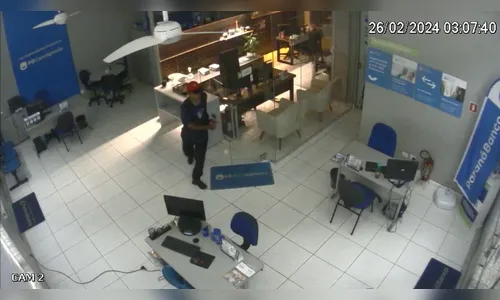 Vídeo: homem arromba e furta agência bancária em Mandaguari