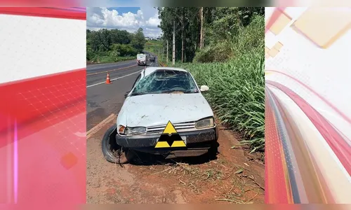 Motorista perde controle e bate carro contra barranco na PR-444