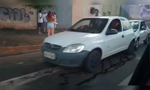 Colisão envolvendo três veículos deixa uma mulher ferida em Apucarana